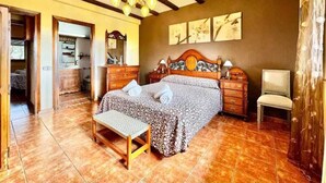A bedroom with a bed, bedside tables, a chair, and a wooden ceiling. - 7picos-the house in Galapagar. Villa with swimming pool, ideal for family vacations. (Galapagar)