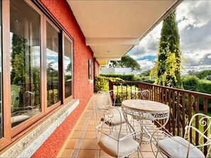 Outdoor dining - 7picos-the house in Galapagar. Villa with swimming pool, ideal for family vacations. (Galapagar)