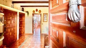 A hallway with wooden doors and a hand-shaped door knocker. - 7picos-the house in Galapagar. Villa with swimming pool, ideal for family vacations. (Galapagar)