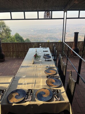Mesa posta para refeição com vista para a paisagem urbana.