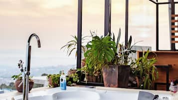 Panoramic Penthouse, Mountain View | 1 bedroom, blackout drapes, free WiFi