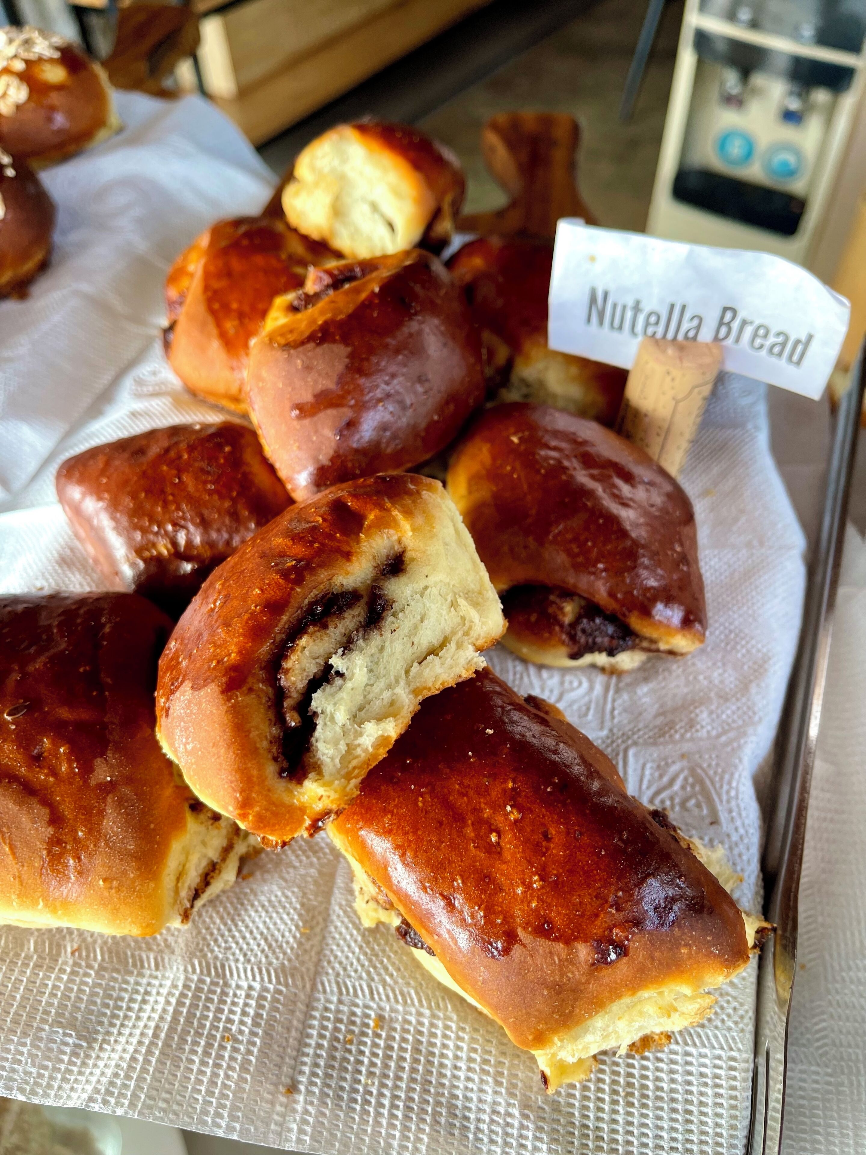 Des petits pains garnis de Nutella présentés sur une serviette en papier.