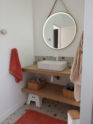 Douche, sèche-cheveux, papier toilette