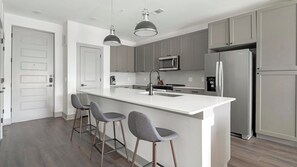 Kühlschrank, Esstisch