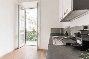 Kühlschrank, Mikrowelle, Ofen, Herdplatte