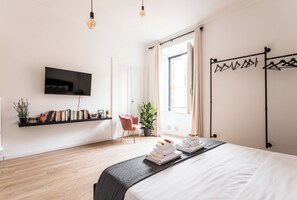 4 slaapkamers, een strijkplank/strijkijzer, reisbedje, gratis wifi