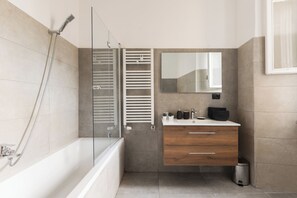 Shower, free toiletries, hair dryer, bidet - Apartment via Palestrina (Roma)