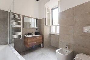 تجهيزات دش، مستلزمات مجانية للعناية الشخصية، مجففات شعر، مراحيض شطف