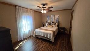 2 bedrooms, free WiFi, bed sheets - Lakefront Escape with Hot Tub (Quitman)
