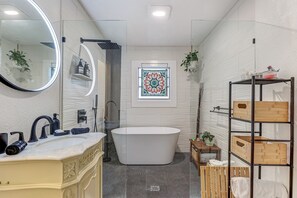 Artículos de tocador ecológicos, secador de pelo, toallas, jabón