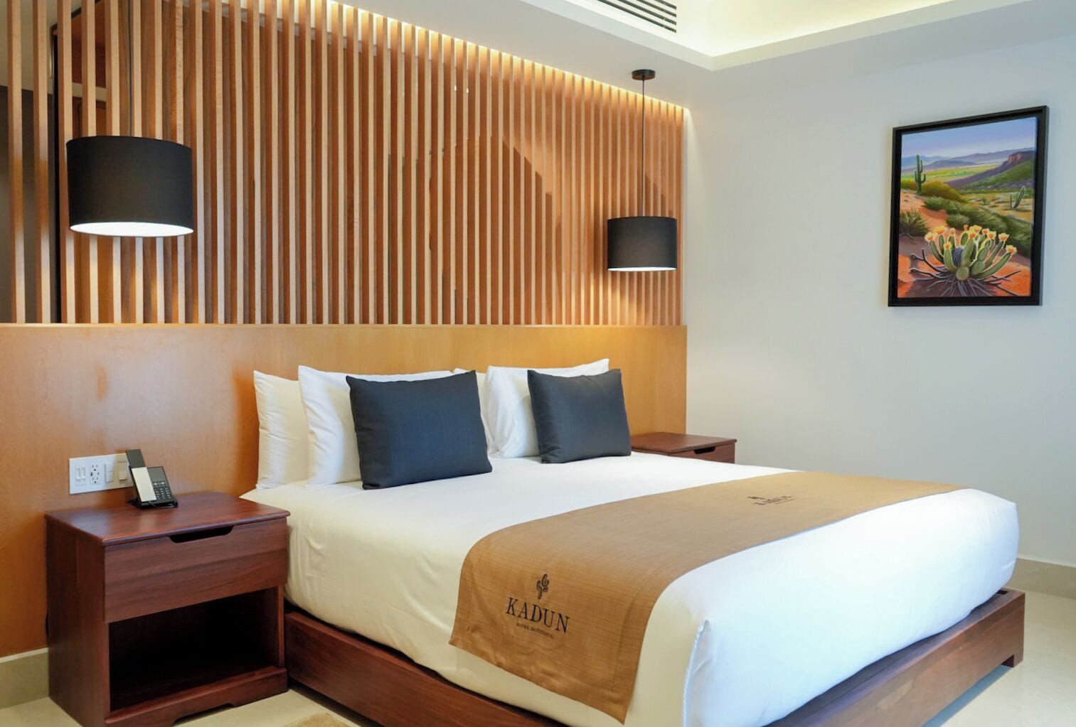 Studio Panorama, 1 Tempat Tidur King, pemandangan kota | Minibar, brankas, meja kerja, dan ruang kerja ramah laptop