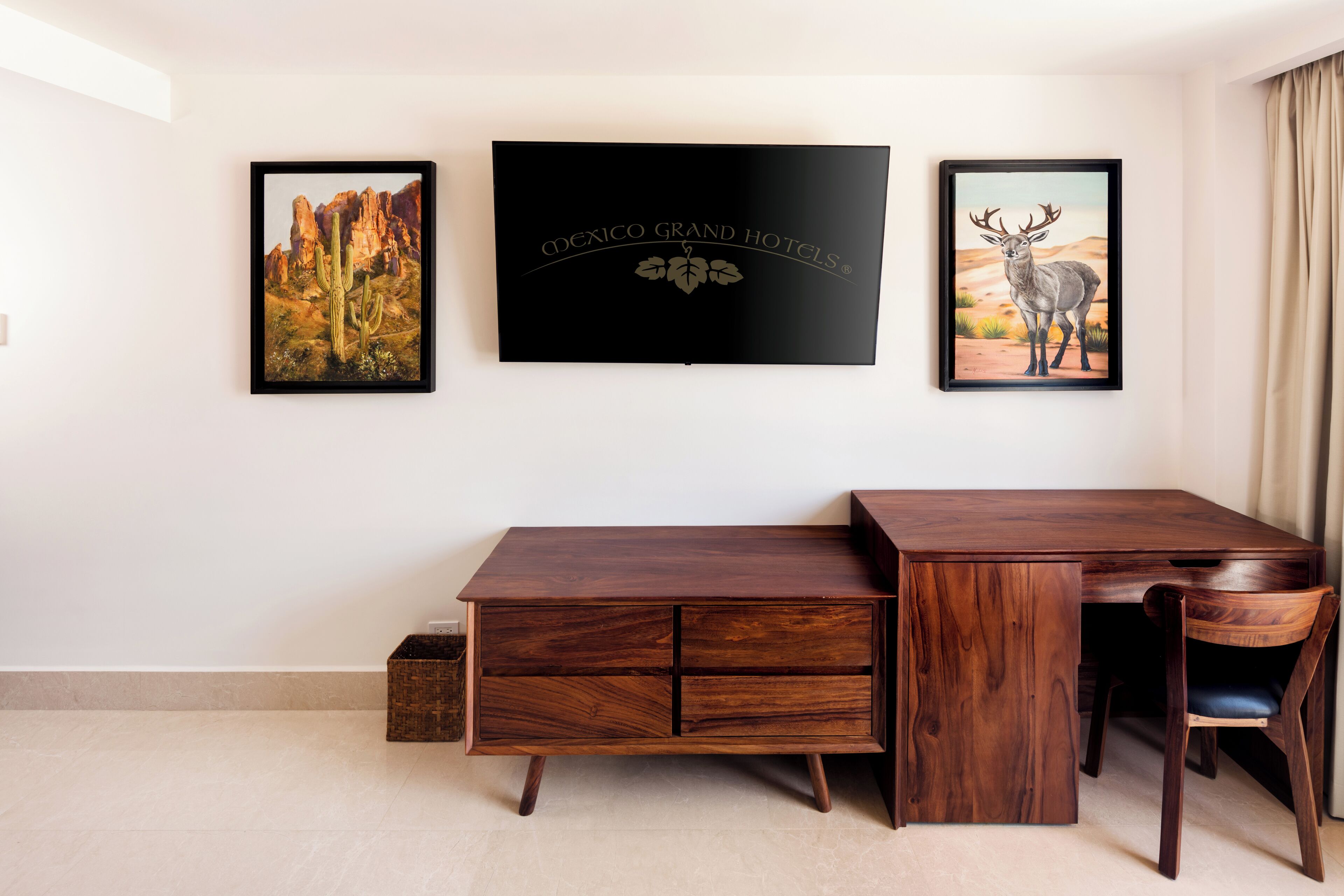 Minibar, brankas, meja kerja, dan ruang kerja ramah laptop