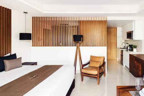 Suite estudio clásica, 1 cama King size, cocineta, vista a la ciudad | Minibar, caja de seguridad en la habitación y escritorio