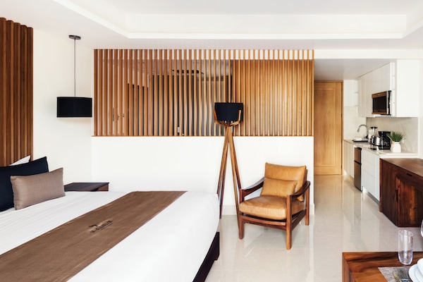 Suite monolocale Classic, 1 letto king, angolo cottura, vista città | Minibar, una cassaforte in camera, una scrivania, postazione laptop