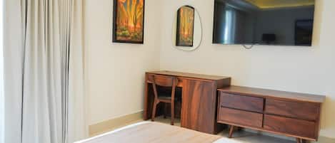 Minibar, coffres-forts dans les chambres, bureau