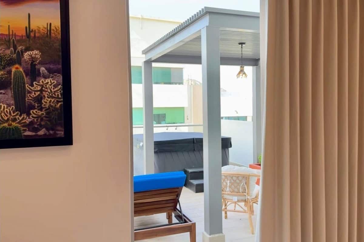 Signature studio suite, 1 kingsize bed, terras, uitzicht op de stad | Terras
