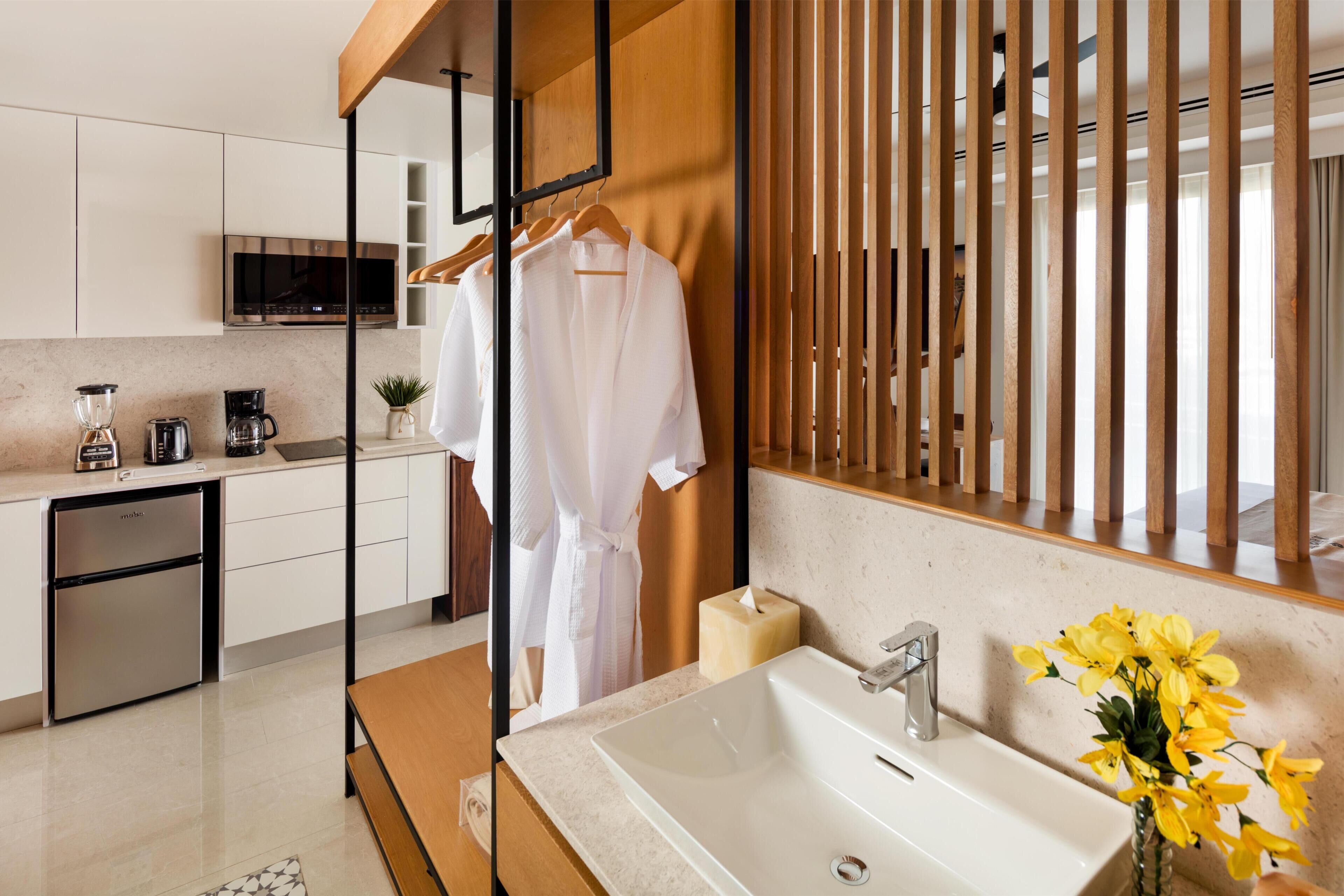 Minibar, coffres-forts dans les chambres, bureau