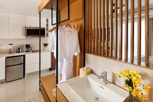 Minibar, coffres-forts dans les chambres, bureau