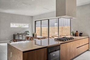 Fridge, microwave, oven, stovetop - The Brown Oak: Nature & Splendor (Conroe)