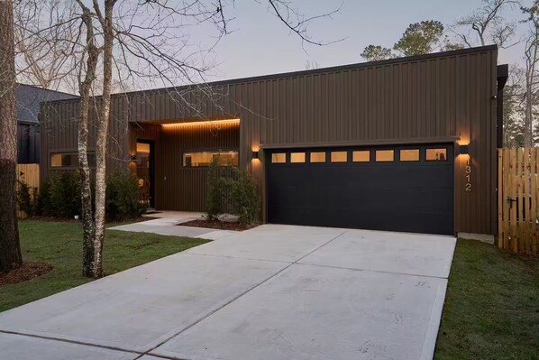 Exterior - The Brown Oak: Nature & Splendor (Conroe)