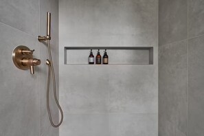 Shower, hair dryer, towels, soap - The Brown Oak: Nature & Splendor (Conroe)