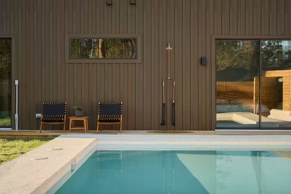 Outdoor pool - The Brown Oak: Nature & Splendor (Conroe)