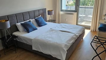 3 bedrooms, desk, iron/ironing board, travel crib