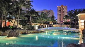 Innendørsbasseng og et oppvarmet basseng