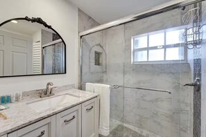 Dusj, håndklær, såpe og toalettpapir