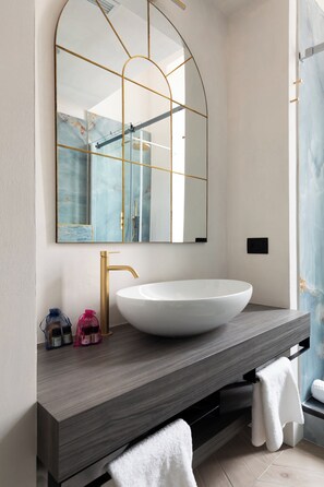 Shower, jetted tub, eco-friendly toiletries, hair dryer