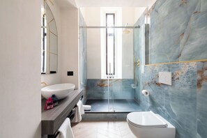 Shower, jetted tub, eco-friendly toiletries, hair dryer - Navona - Luxury, design and Jacuzzi style (Roma)