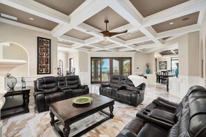 Fernseher, Kamin, Tischfußball, Stereoanlage