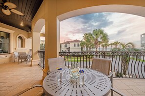 Outdoor dining - VIlla Capri|Private Beach Access|Private Pool & Golf Cart (Miramar Beach)