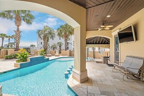 A heated pool - VIlla Capri|Private Beach Access|Private Pool & Golf Cart (Miramar Beach)