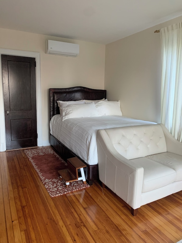 5 bedrooms, iron/ironing board, travel cot, WiFi