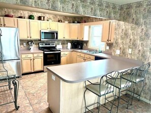 Kjøleskap, mikrobølgeovn, ovn og kokeplater