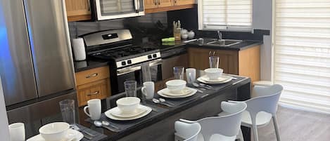 Cafetera y tetera, refrigerador, microondas y horno