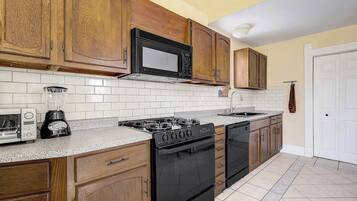 Fridge, microwave, stovetop, dishwasher