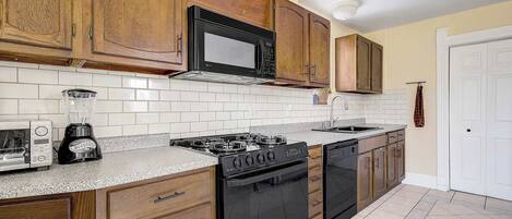 Fridge, microwave, stovetop, dishwasher