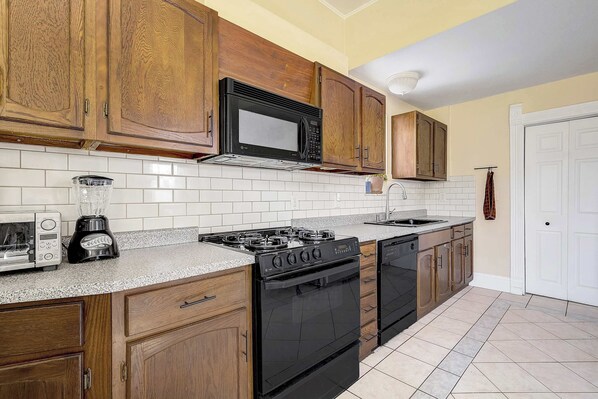 Fridge, microwave, stovetop, dishwasher