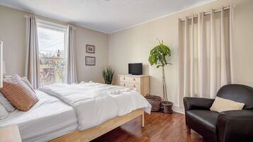 4 bedrooms, desk, iron/ironing board, WiFi