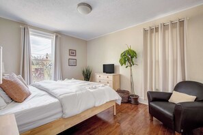 4 bedrooms, desk, iron/ironing board, WiFi