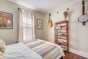 4 habitaciones, escritorio, tabla de planchar con plancha y wifi