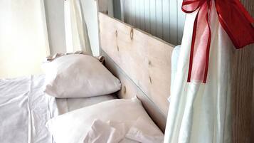 1 soverom, skrivebord, wi-fi (inkludert) og sengetøy