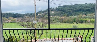 In a quiet setting, single-storey house overlooking the lush greenery of the Var.