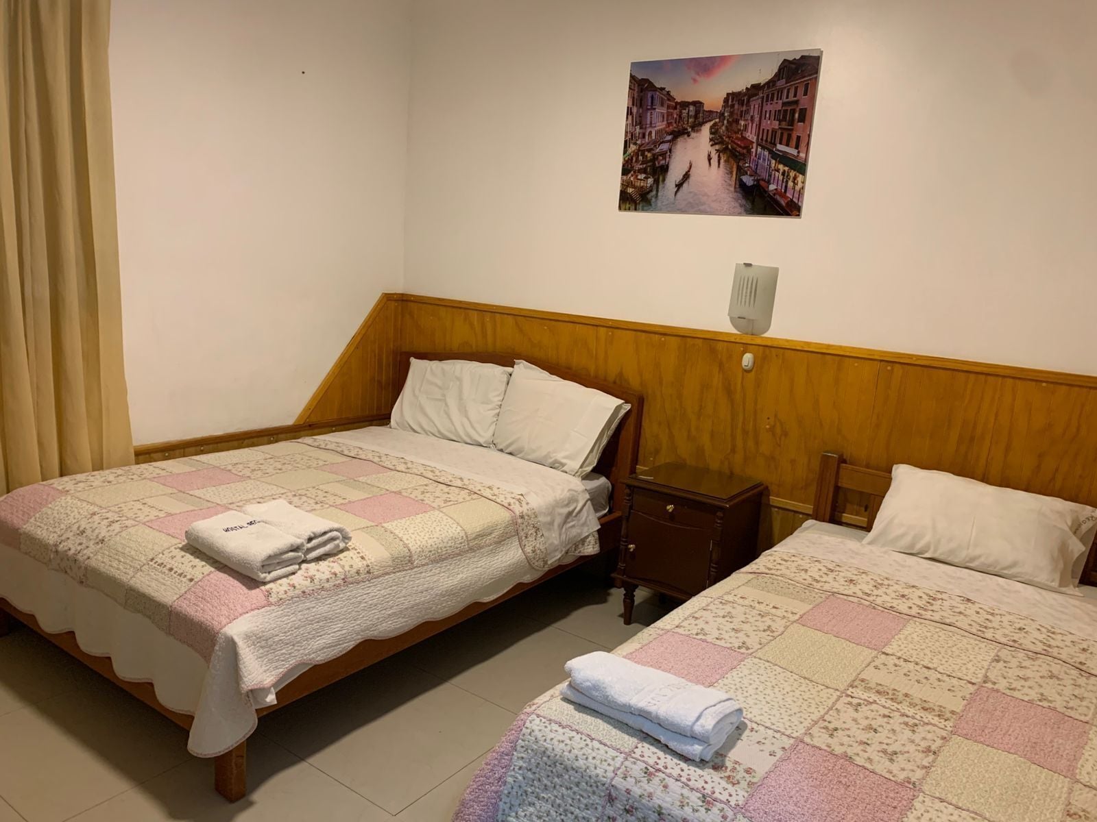 Dobbeltrom, byutsikt | Skrivebord, skrivebord for bærbar PC og wi-fi (inkludert)