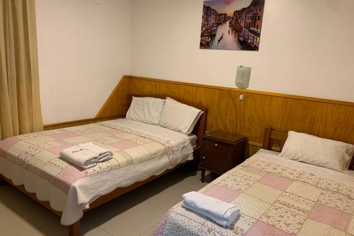 Habitación doble, vista a la ciudad | Escritorio, espacio para trabajar con laptop y wifi gratis