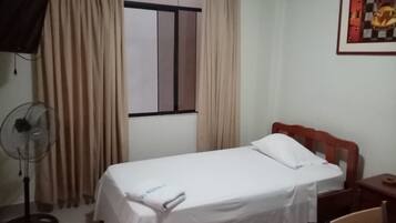 Habitación básica | 1 habitación, escritorio y espacio para trabajar con laptop