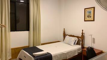 Habitación clásica | 1 habitación, escritorio y espacio para trabajar con laptop