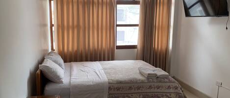 Basic Room | Desk, laptop workspace, free WiFi